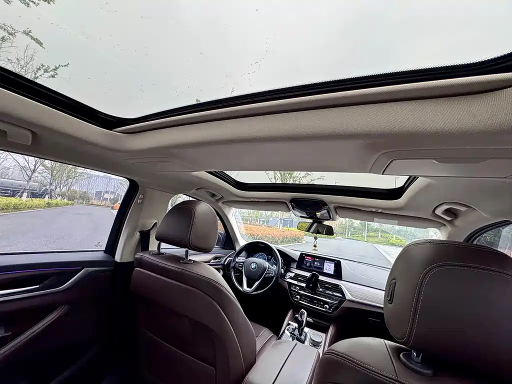 BMW 5 Series — миниатюра 13