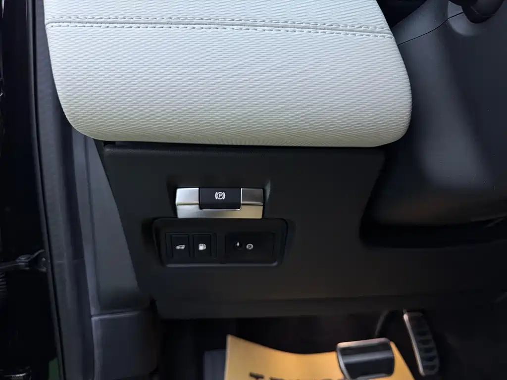 Land Rover Discovery Sport Hybrid — миниатюра 16
