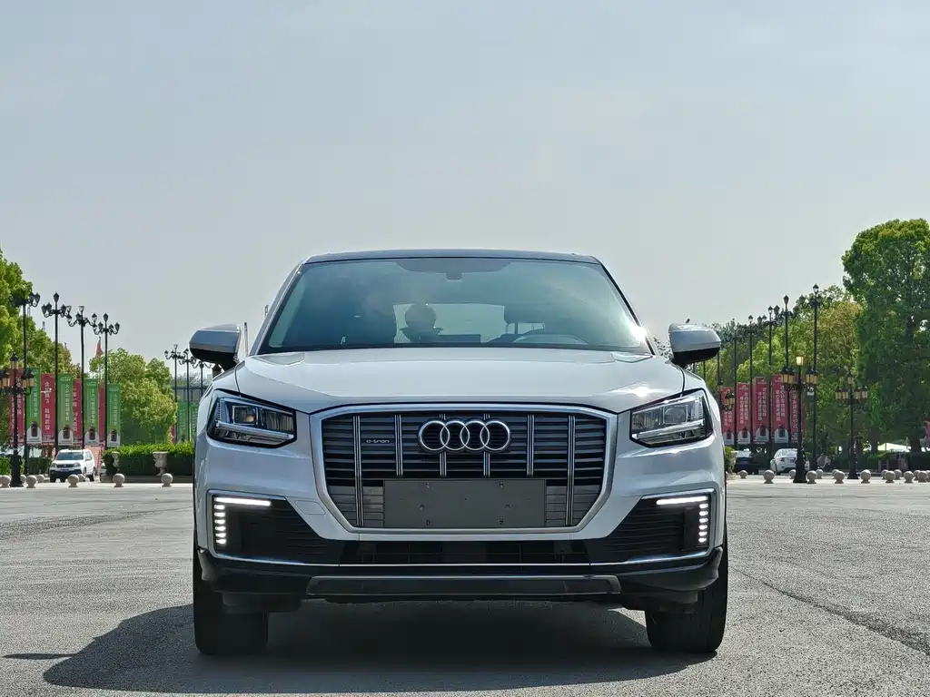 Audi Q2L e-tron — миниатюра 2
