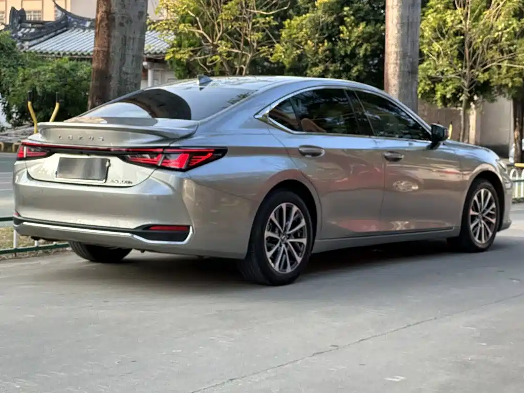 Lexus ES — миниатюра 8