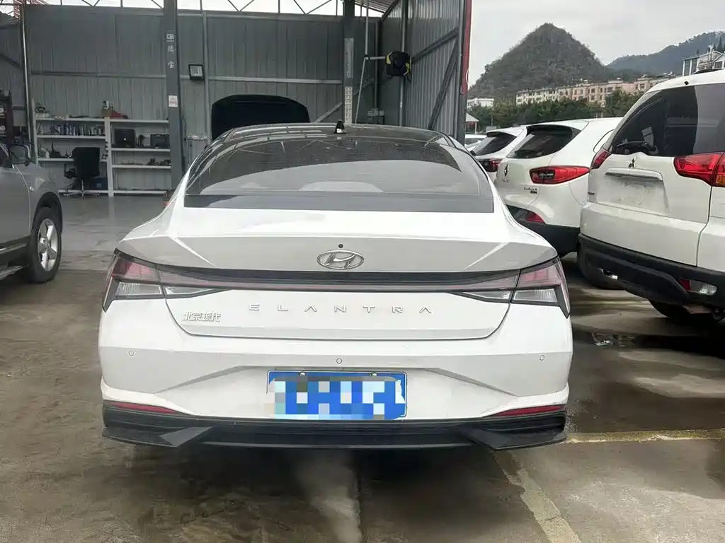 HYUNDAI ELANTRA