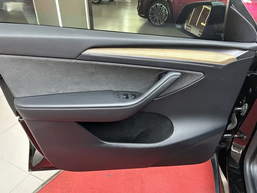 Tesla Model Y — миниатюра 9