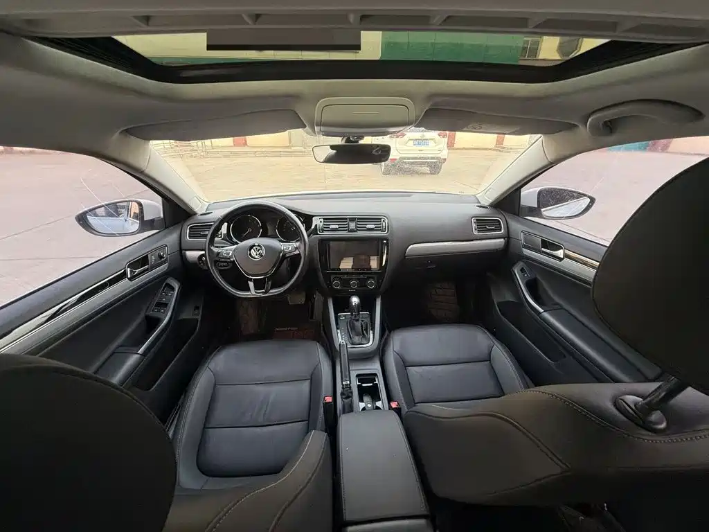 Volkswagen Sagitar 2018 1.6L AT Comfort