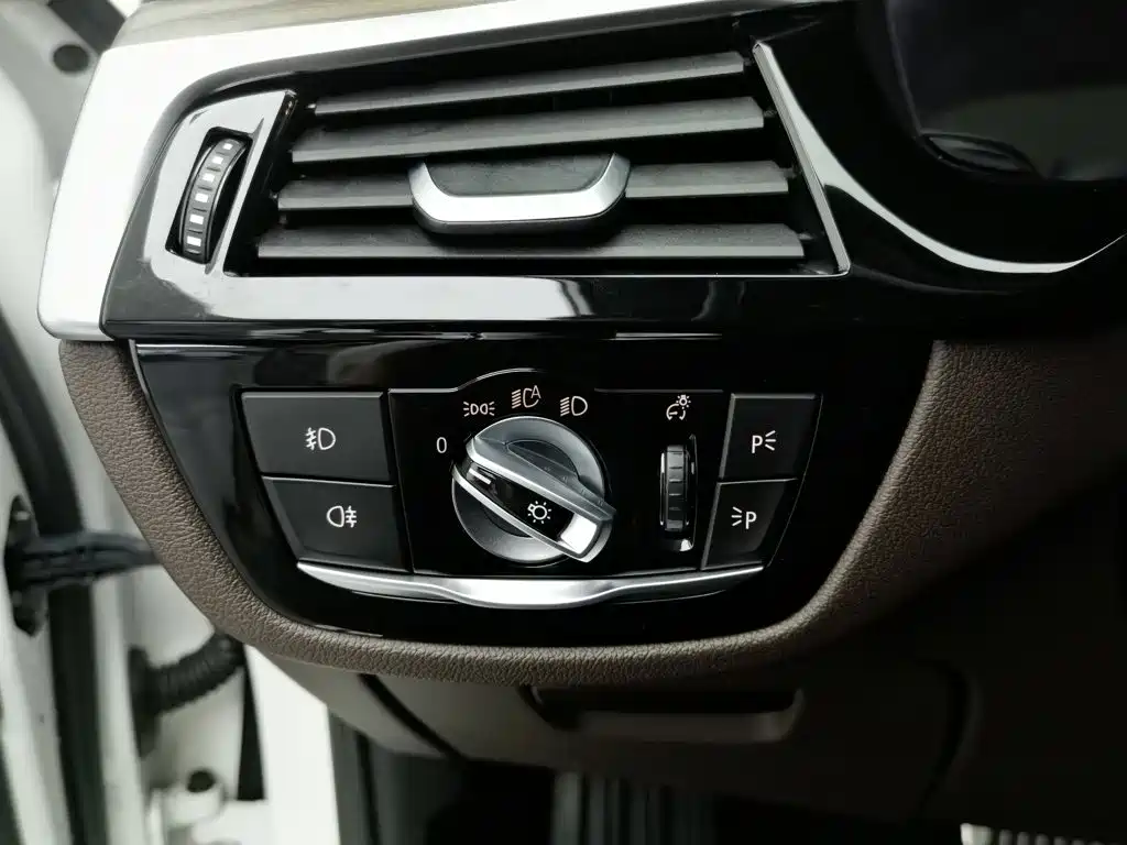 BMW 5 Series — миниатюра 21