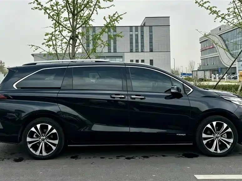 Toyota Granvia 2023 2.5L Luxury PLUS
