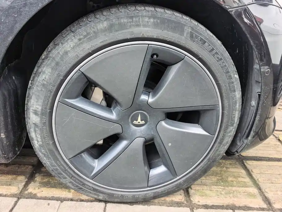 Tesla Model 3 — миниатюра 6