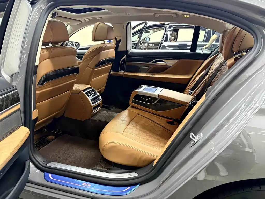 BMW 7 Series — миниатюра 6