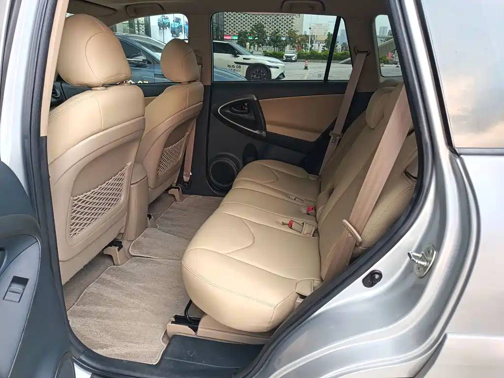 Toyota RAV4 — миниатюра 6