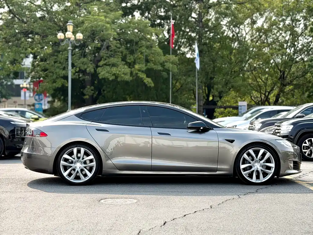 Tesla Model S — миниатюра 12