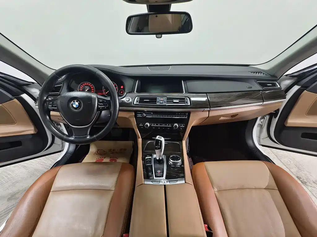 BMW 7 Series — миниатюра 9