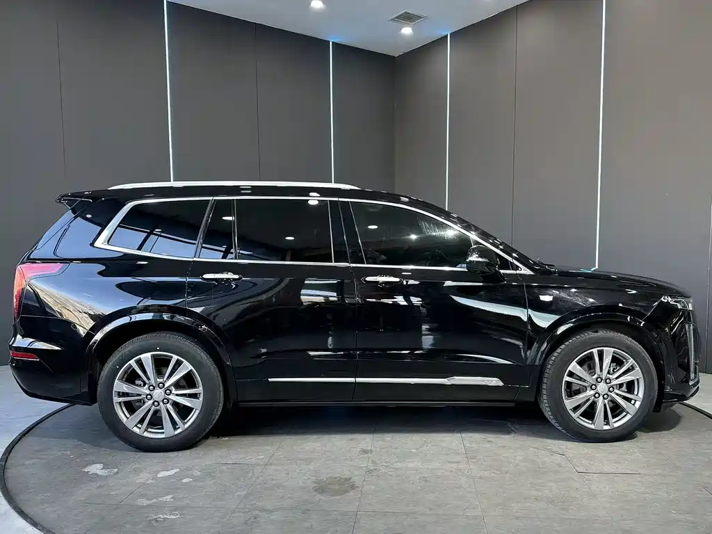CADILLAC XT6