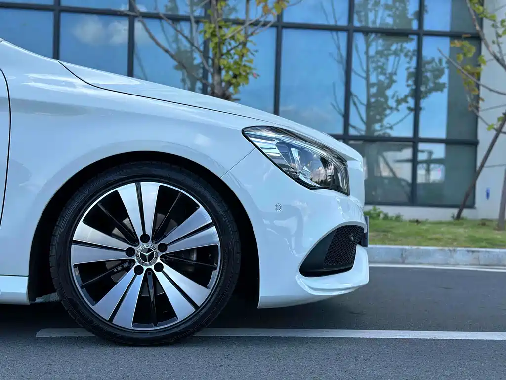 MERCEDES-BENZ CLA