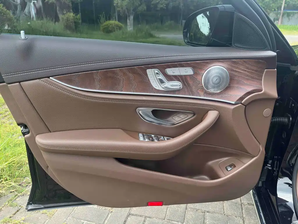Mercedes-Benz E-Class — миниатюра 12