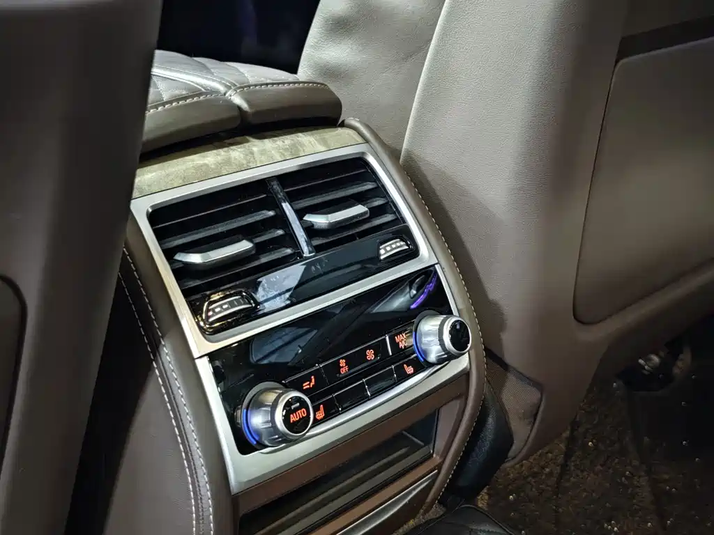 BMW 7 Series — миниатюра 7
