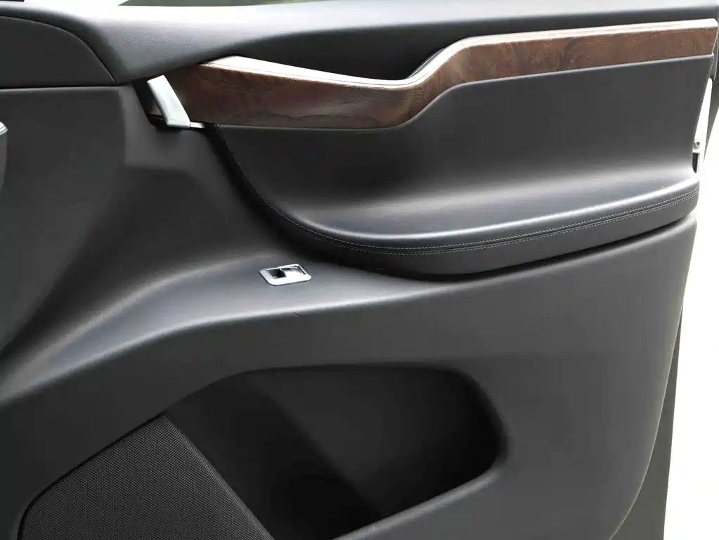 Tesla Model X — миниатюра 8