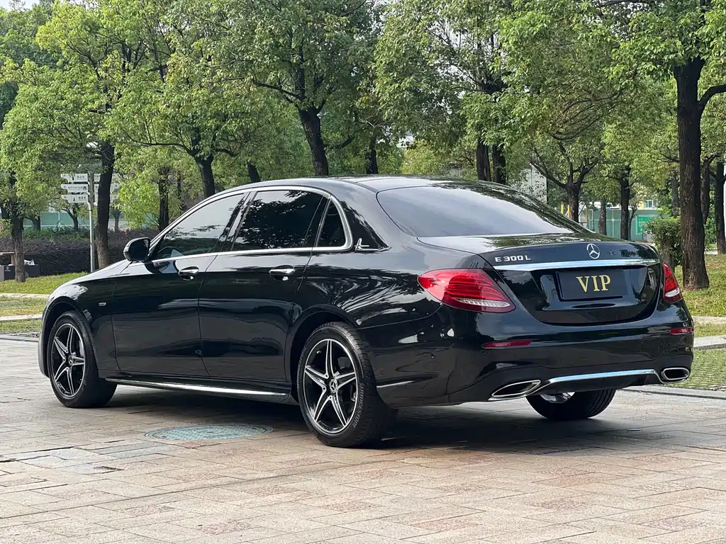 Mercedes-Benz E-Class — миниатюра 32