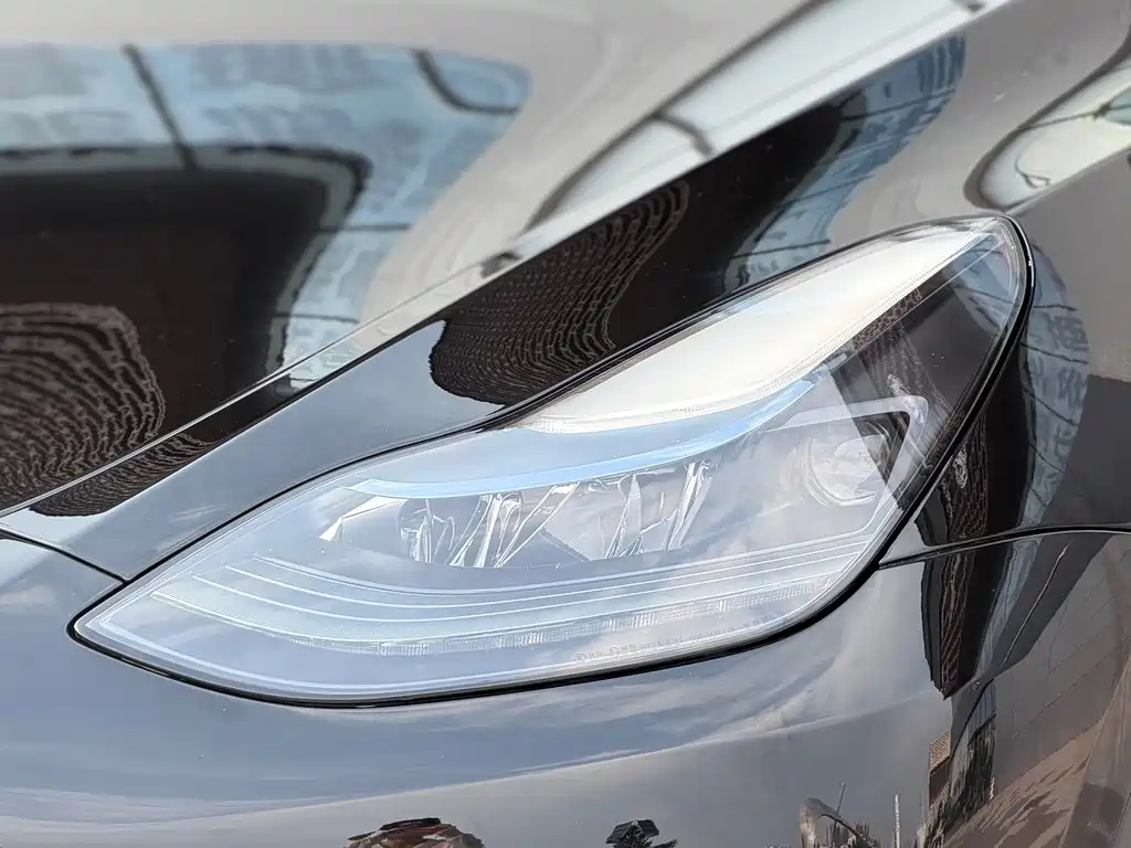 Tesla Model Y — миниатюра 18