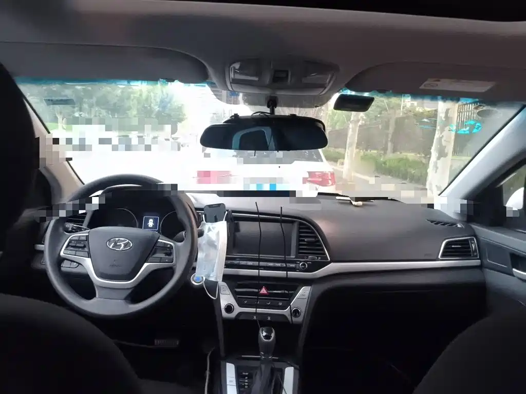 Hyundai Elantra — миниатюра 6