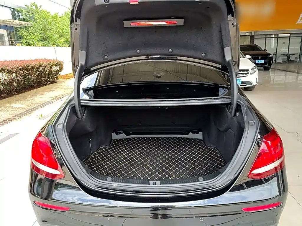 Mercedes-Benz E-Class — миниатюра 19