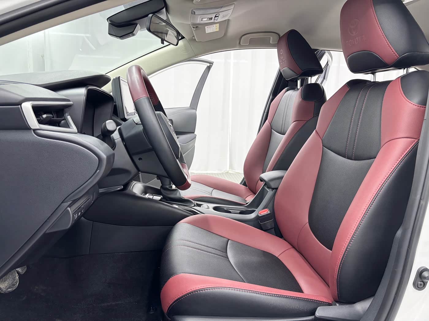 Toyota Corolla 1.2 л 2022 г. Белый, пробег 20000 км