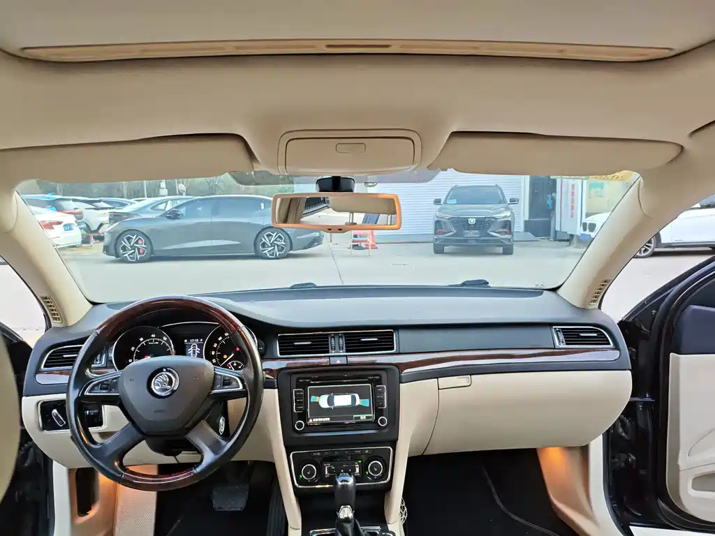 Skoda Superb — миниатюра 9