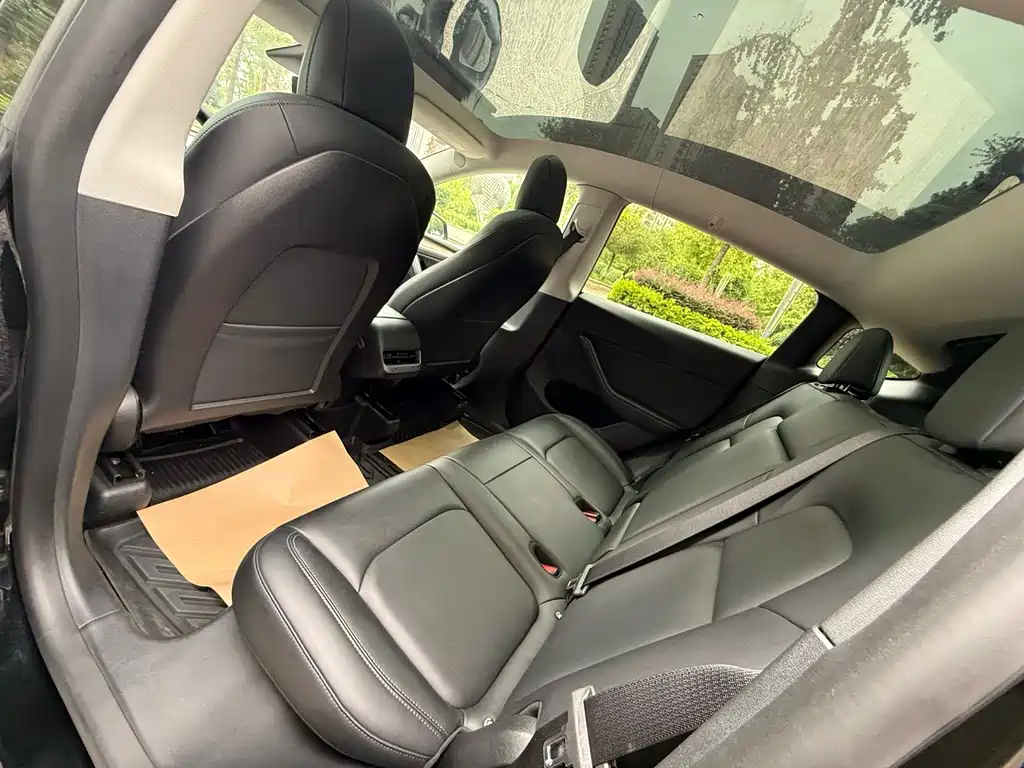 Tesla Model Y — миниатюра 9