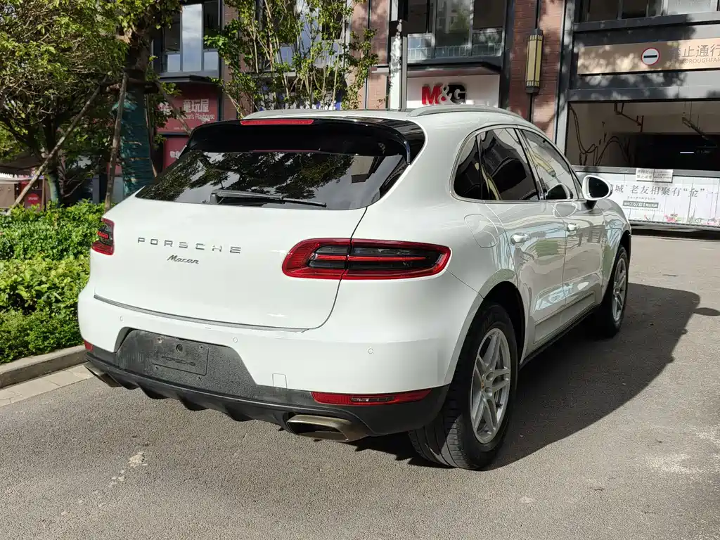 PORSCHE MACAN