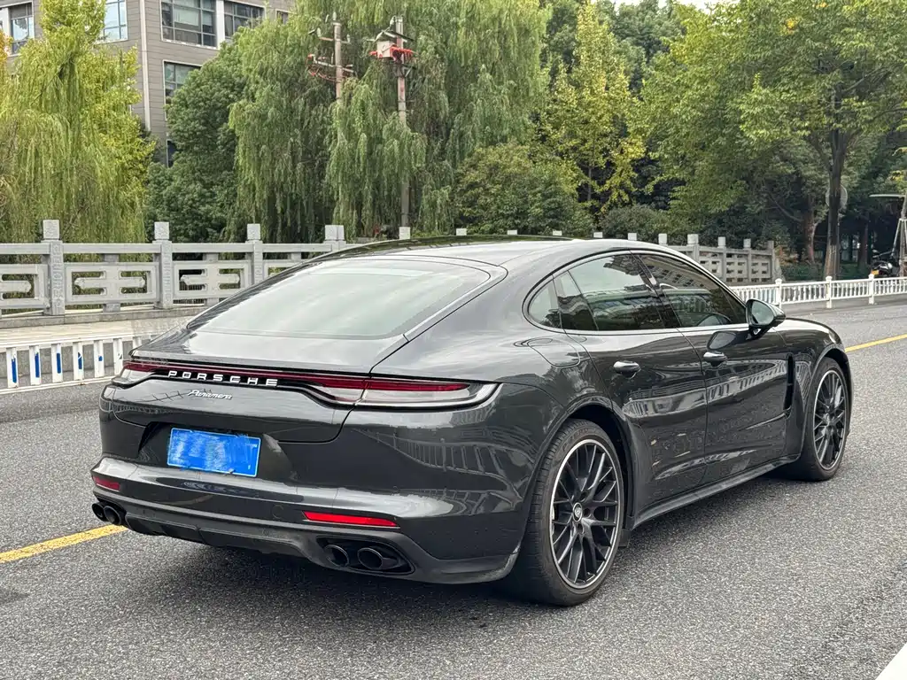 PORSCHE PANAMERA