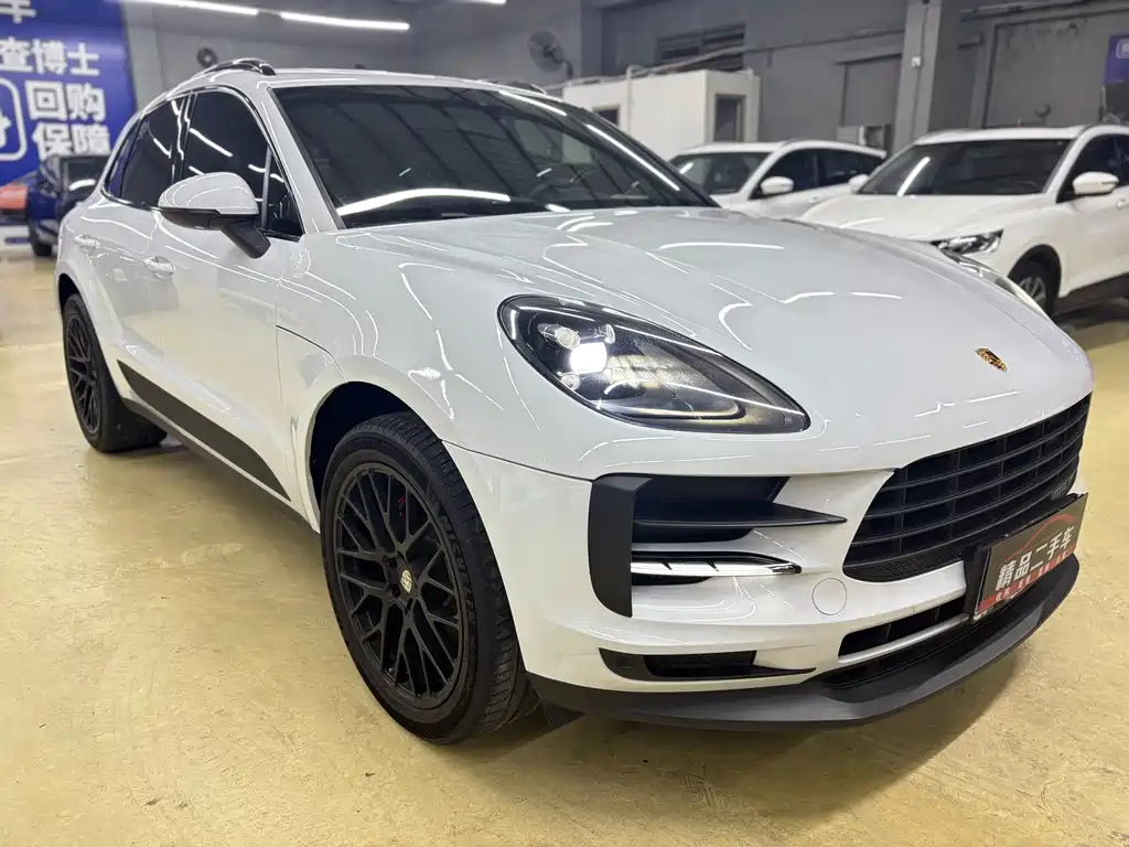 PORSCHE MACAN