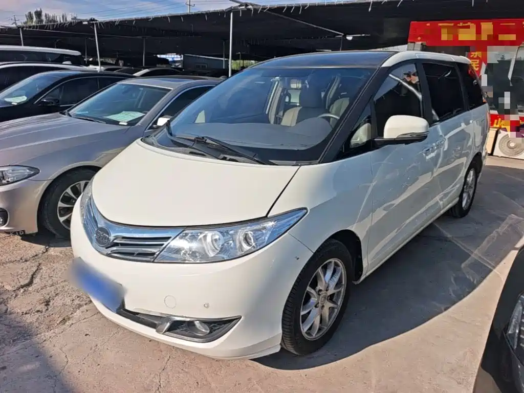BYD M6