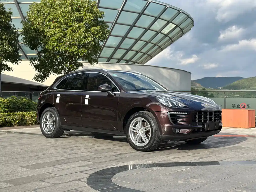 PORSCHE MACAN