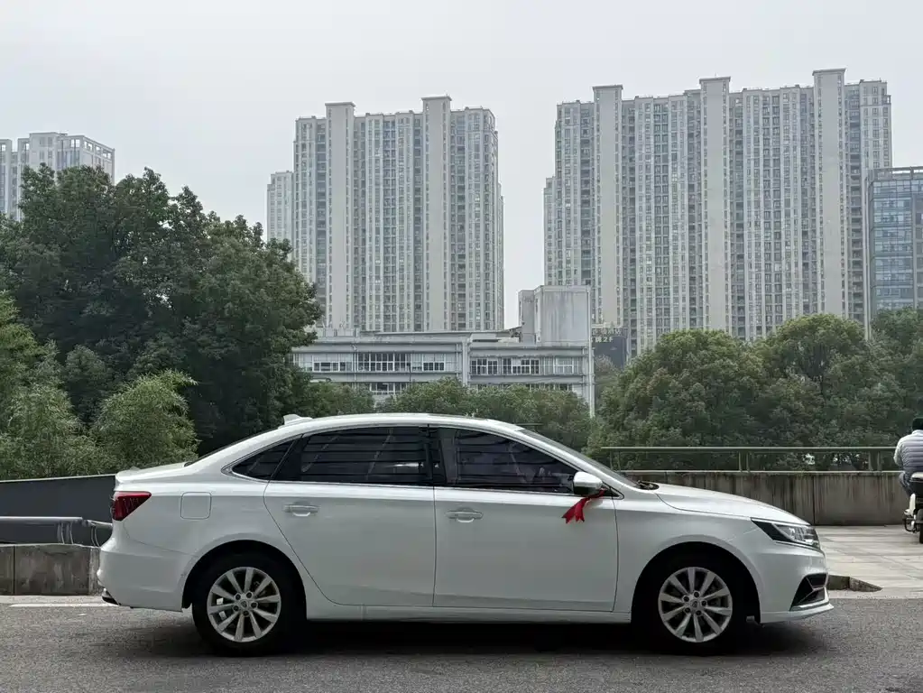 ROEWE  I6 NEW ENERGY