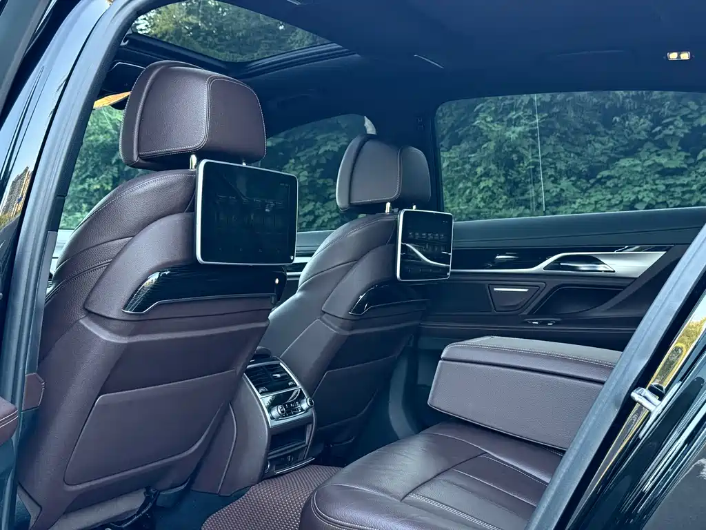 BMW 7 Series — миниатюра 8