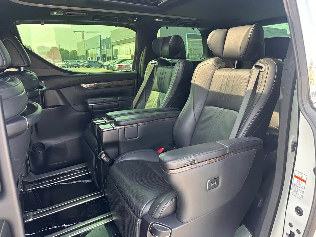 Toyota Alphard — миниатюра 7