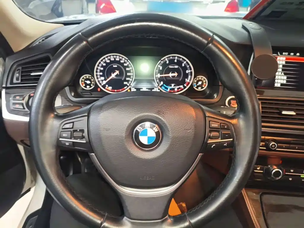 BMW 5 Series — миниатюра 11