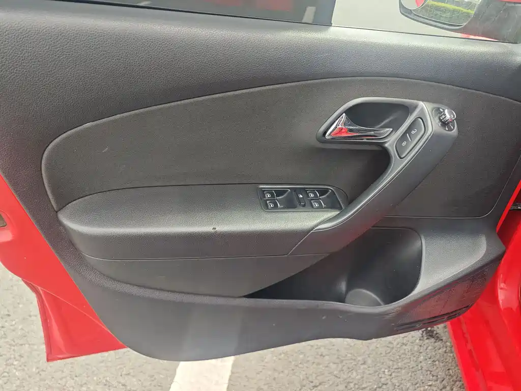 Volkswagen Polo 2011 1.6L AT