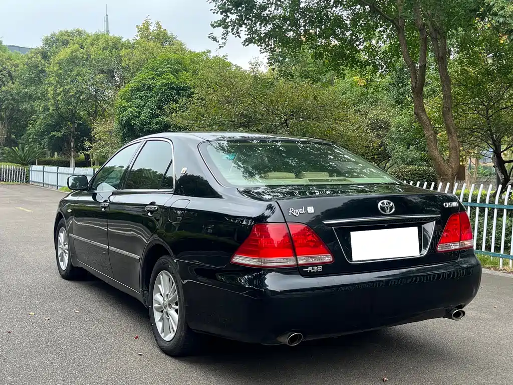 Toyota Crown — миниатюра 9
