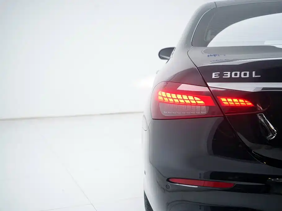 Mercedes-Benz E-Class — миниатюра 13