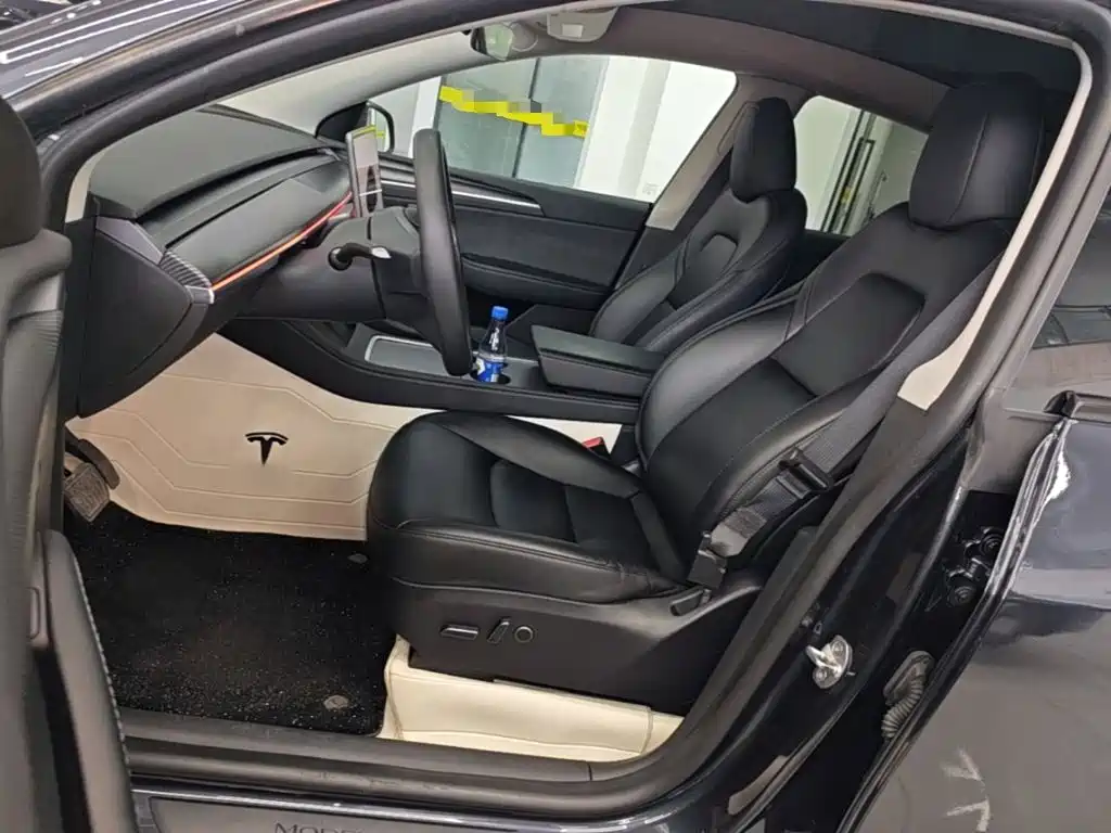 Tesla Model Y — миниатюра 15