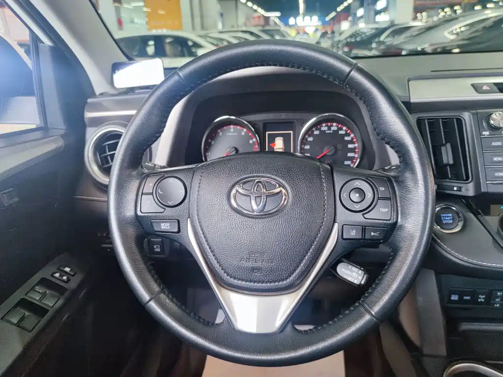 Toyota RAV4 — миниатюра 7