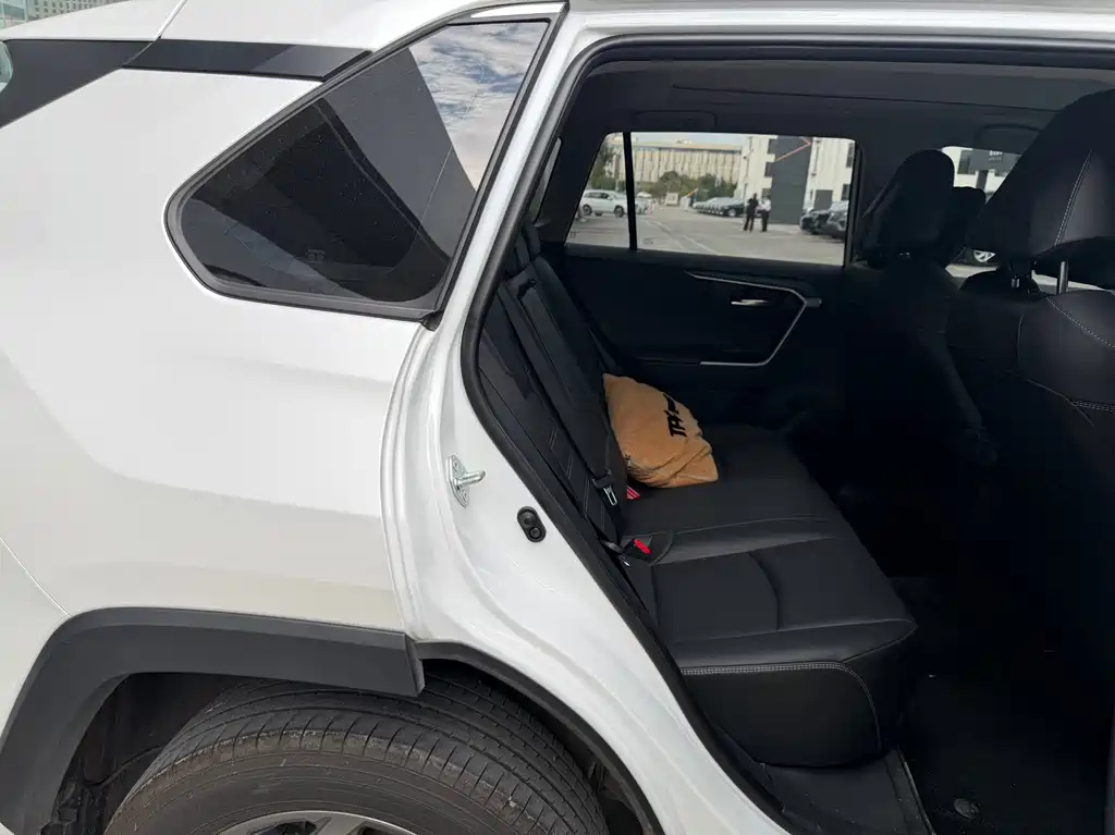 Toyota RAV4 — миниатюра 13