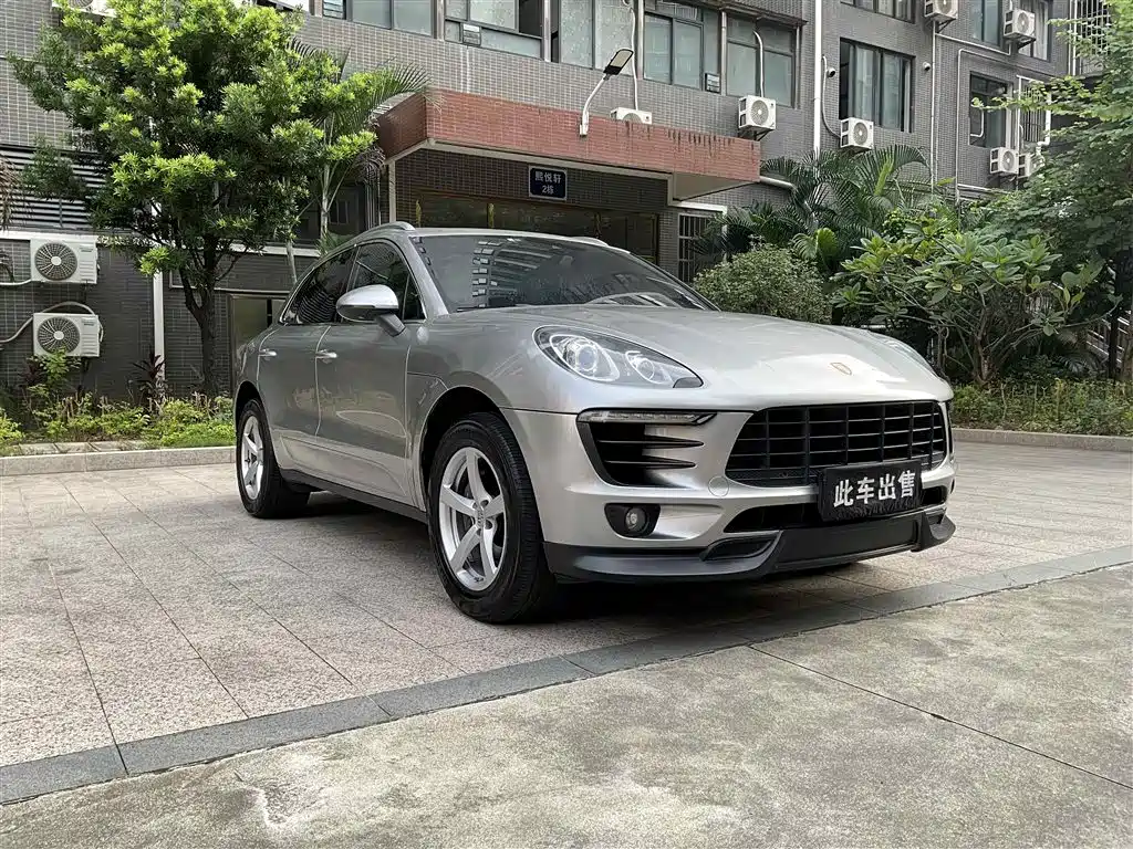 PORSCHE MACAN
