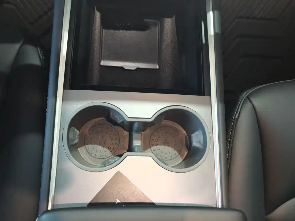 Tesla Model Y — миниатюра 6