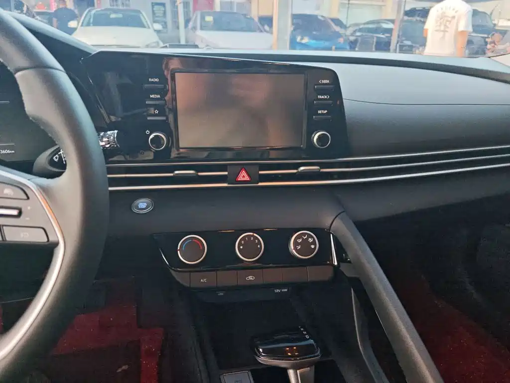 Hyundai Elantra — миниатюра 6