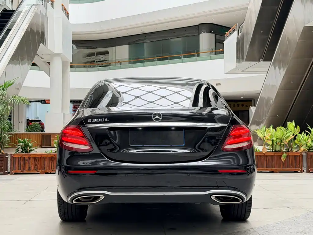 Mercedes-Benz E-Class — миниатюра 8