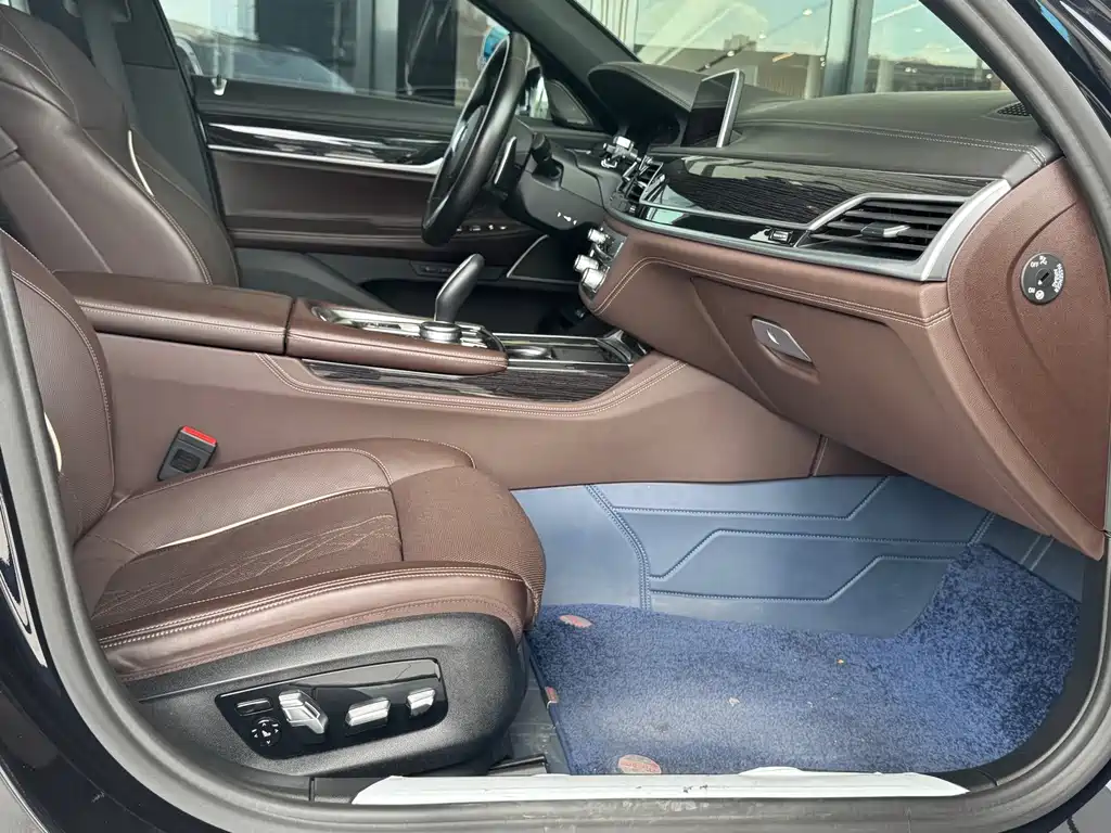 BMW 7 Series — миниатюра 11