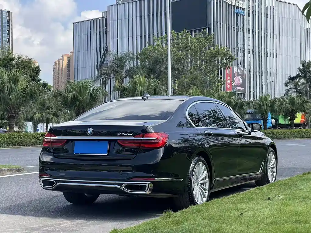 BMW 7 Series — миниатюра 6