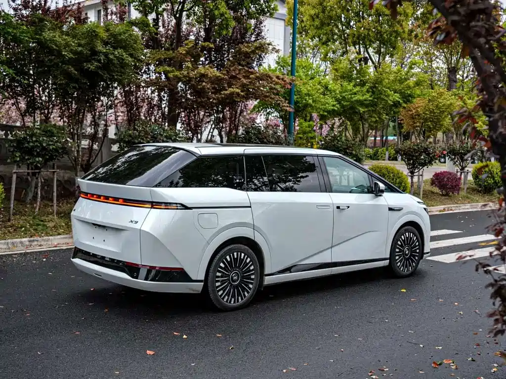 XPeng X9 — миниатюра 6