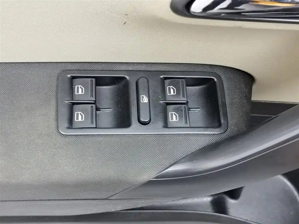 Volkswagen Polo 2012 1.6L Cross Polo AT