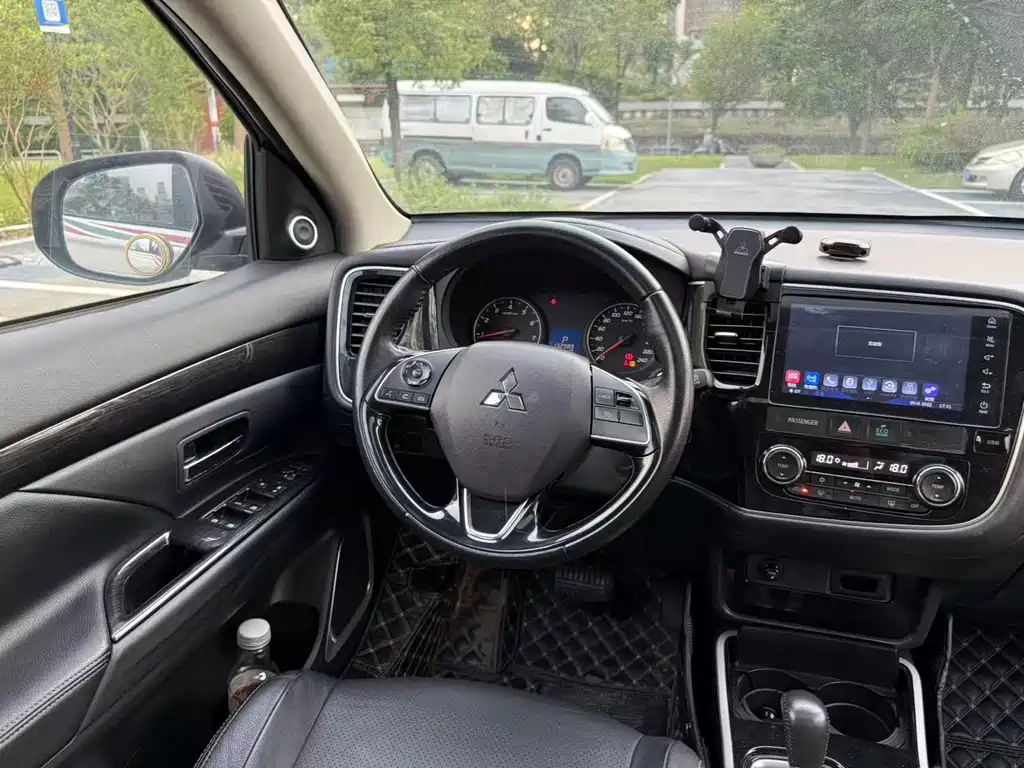 MITSUBISHI OUTLANDER